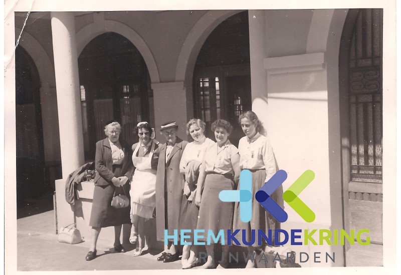 Lourdes 1958 Dina Damen - onb. - Marie Pastoor Drost - Doortje Pastoor - .. Pastoor - onb. Coll HKR geschonken door H.v-d Laag F000005